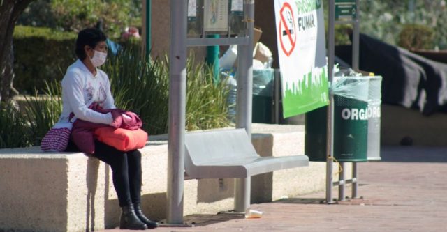 Una mujer usa un cubrebocas como porevención del Covid-19