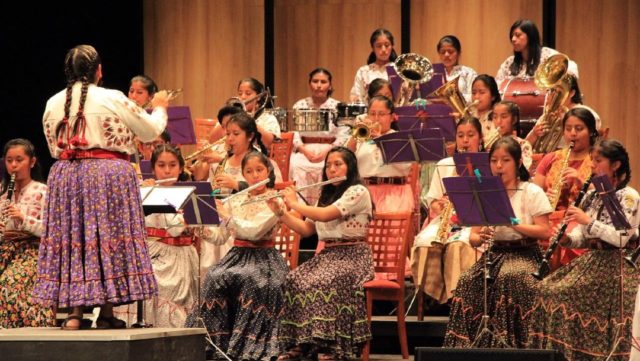 mujeres-del-viento-florido-banda-musical-integrada-por-indigenas-en-oaxaca-yola-martinezl-1