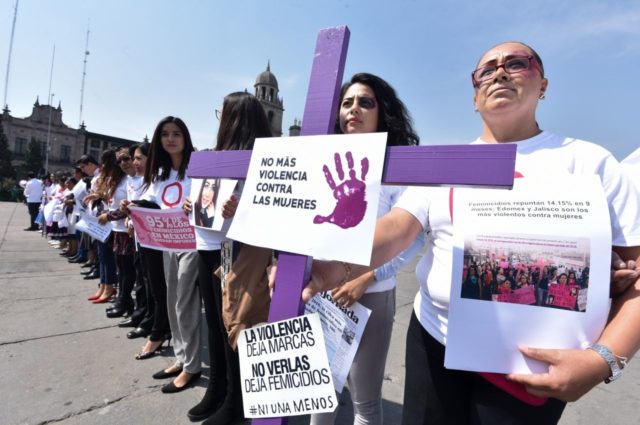 Mujeres realizaron una cadena humana en contra de los feminicidios y la violencia de género frente a la Cámara de Diputados local.
