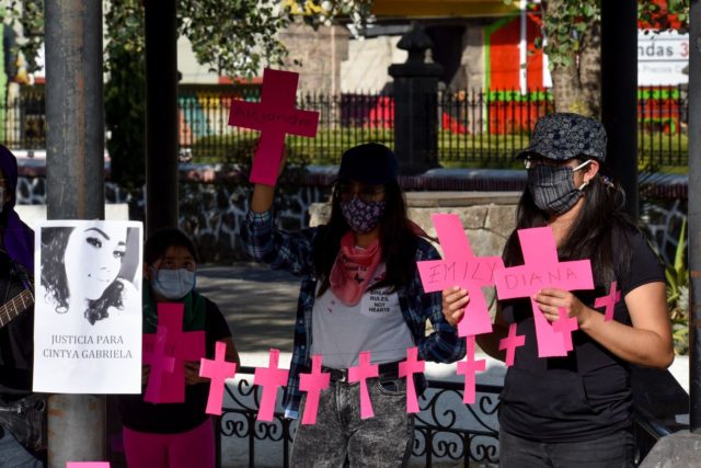 Mujeres de San Antonio la Isla exigieron justicia por los feminicidios que han ocurrido en este municipio, denunciando la falta de seguridad.