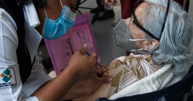 anciana-entrega-nota-de-auxilio-por-maltrato-durante-vacunacion-iztapalapa-cdmx-1-1110x581