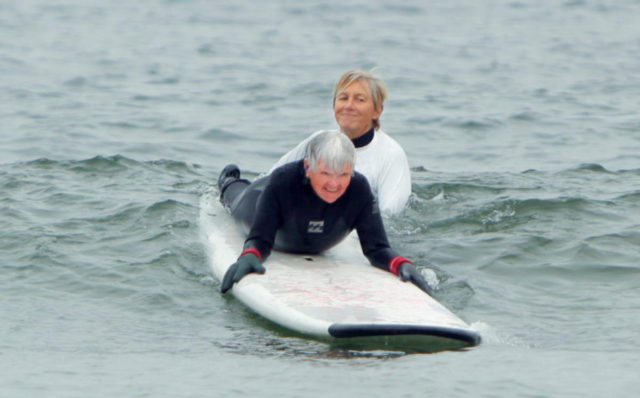 mujeres-tercera-edad-practican-bodyboard