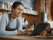 De los emprendedores mexicanos en Estados Unidos, el 49% son mujeres