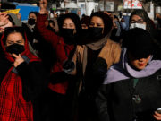 Talibanes prohíben a las mujeres trabajar para organizaciones no gubernamentales en Afganistán