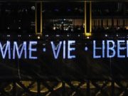 La Torre Eiffel luce el eslogan de protestas de mujeres iraníes