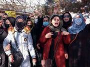 Talibanes acosan a universitarias afganas en sus casas para forzarlas al matrimonio: “Tiraron a mi padre como a un animal”