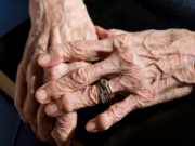 Mujeres mayores cuidando a mayores: de lo que casi nadie habla