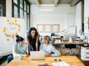 Mujeres han disminuido gastos, como salidas a comer, para cuidar sus finanzas
