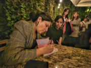 Quisiera que este libro sea un abrazo para quienes han criado en soledad: Daniela Rea