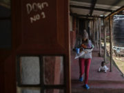 En Kenia, ciudad sirve de refugio a mujeres maltratadas; no pueden entrar hombres