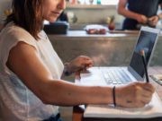 Cada vez más mujeres ganan lo mismo que sus esposos, pero siguen haciendo más en casa