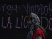 Juanita de 19 años, acusada de asesinar a su violador, es liberada por falta de pruebas