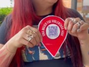 Activista Pega Stickers para Visibilizar Violencia Contra Mujeres