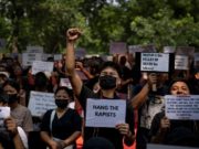Miles de personas protestan en India por las agresiones colectivas a mujeres