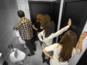 La brecha de género invisible que explica las colas en los baños de mujeres