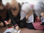 Las niñas que desafían el veto del Talibán en las escuelas secretas de Afganistán