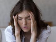 ¿Por qué las mujeres tienen más y peores migrañas que los hombres?: así lo explica una neuróloga