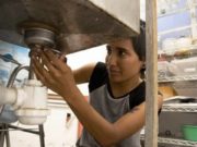 El trabajo de cuidar a otros, “una explotación que empobrece a las mujeres”, según experta