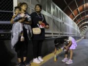 Mujeres son ya la mitad de los migrantes del mundo, revela informe de organizaciones jesuitas