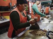 Las pocas mujeres “taqueras” en México echan toda la carne al asador