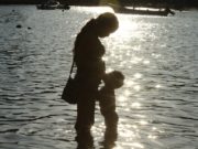 Maternidad, un castigo en el ingreso de las mujeres