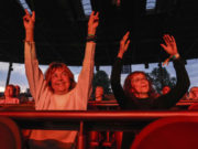 Mujeres regresan a Woodstock después de 55 años para revivir el festival ahora con Wi-Fi