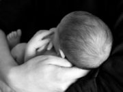 Mujeres que perdieron a sus bebés donan su leche materna para niños hospitalizados