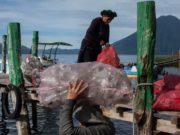 Las recicladoras de Atitlán, las mujeres que evitan que toneladas de basura lleguen al lago sagrado de Guatemala