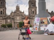 El grito desesperado de las madres buscadoras: acampar bajo la bandera del Zócalo para encontrar a un hijo