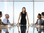 Brechas de género persisten en los puestos altos