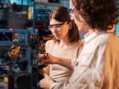 México arriesga competitividad por fuga de mujeres en carreras STEM: estudio