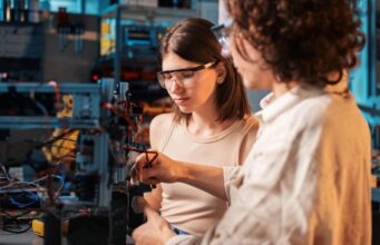 México arriesga competitividad por fuga de mujeres en carreras STEM: estudio