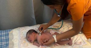 Dar a luz en medio de la guerra: las parteras que protegen a las mujeres en Sudán