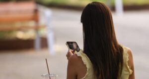 El aumento del tiempo en redes y la presión estética elevan en verano el riesgo de trastornos alimentarios